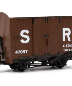 PECO GR-221C - Box Van, SR Livery No.47037