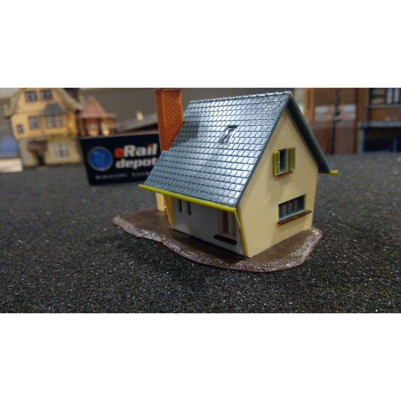 N scale house, preowned