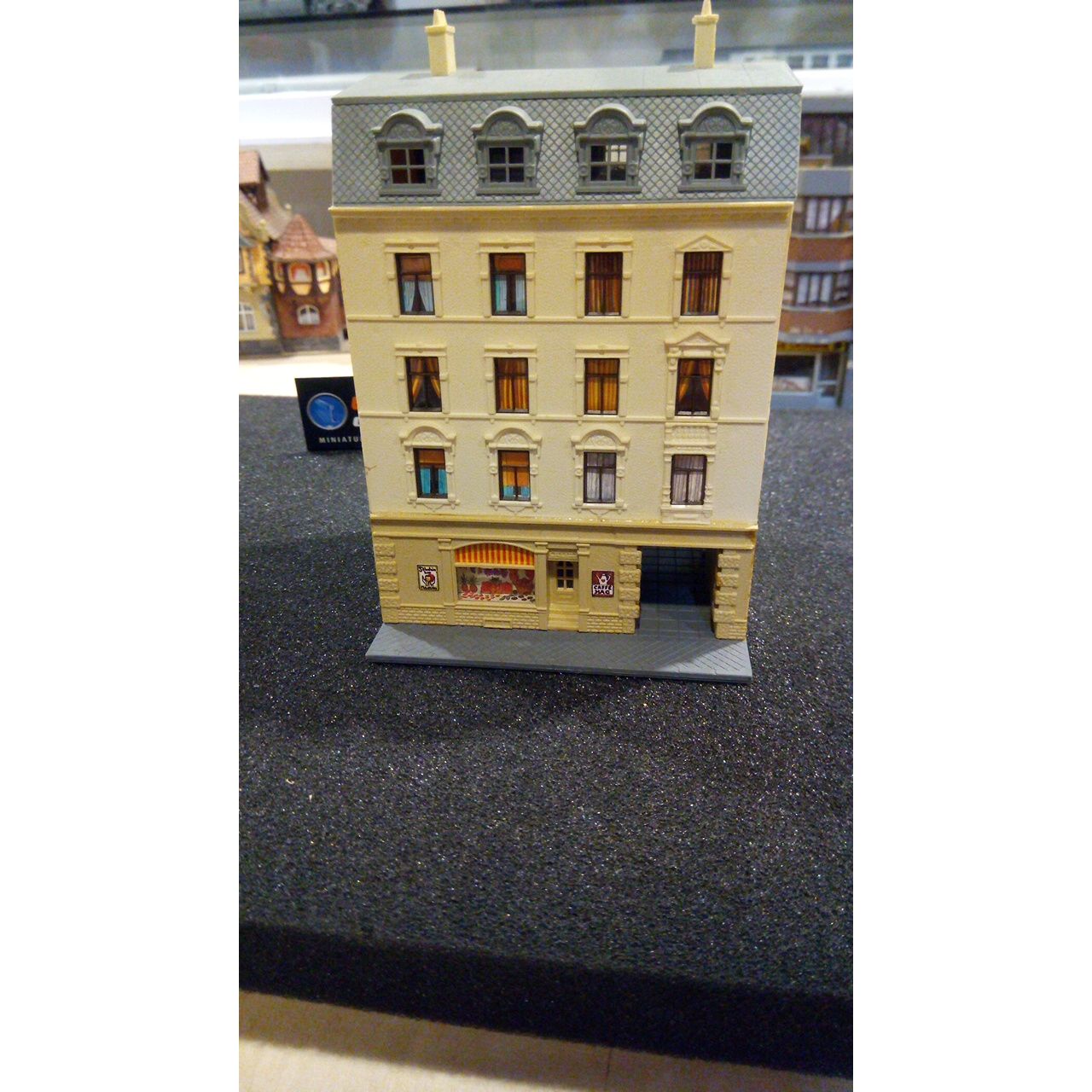 N scale Town house, preowned