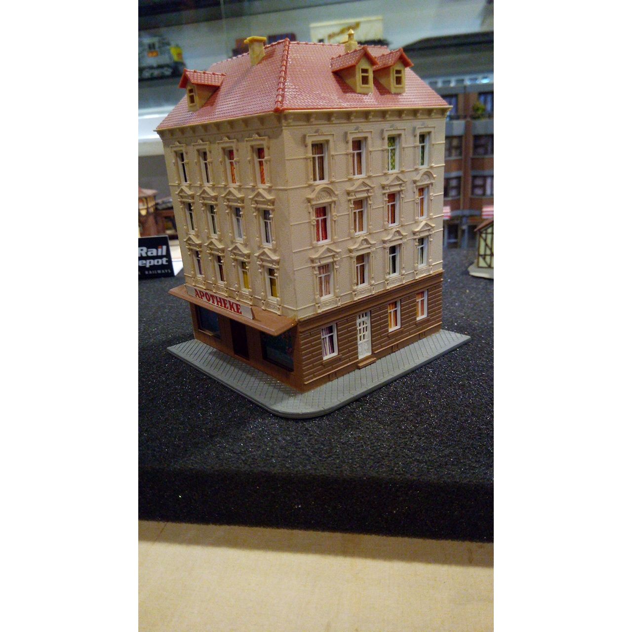 N scale Town house, preowned