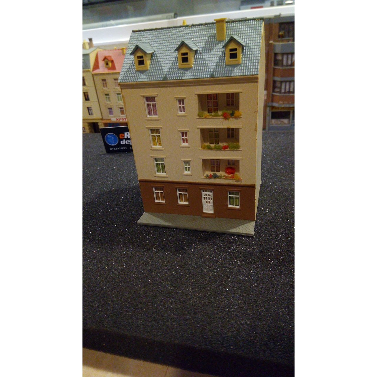 N scale Town house, preowned