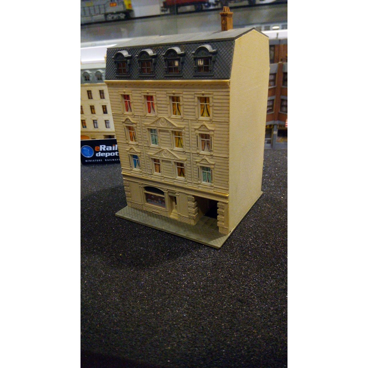 N scale Town house, preowned