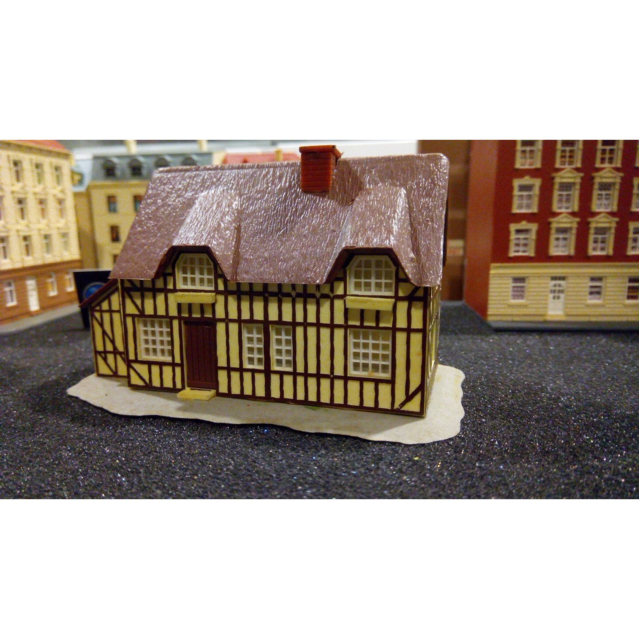 H0 scale cottage, preowned